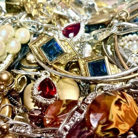 1 LB Vintage Modern Jewelry Lot- MYSTERY BOX! Wearable DIY crafts, recycle junk - Picture 12 of 12